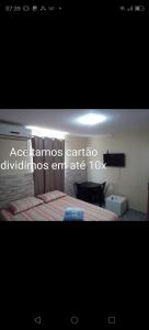 Ένα ή περισσότερα κρεβάτια σε δωμάτιο στο Pousada caminho das praias jp