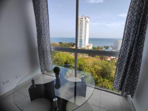 szklany stół w pokoju z dużym oknem w obiekcie Playa Coronado, Apartamentos con vista al mar w mieście Las Lajas