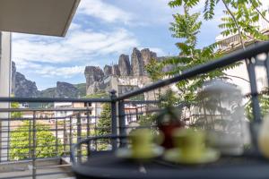 desde el balcón de un hotel con vistas a las montañas en Meteοra Sunshine Studio, en Kalambaka