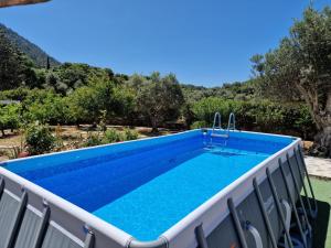 uma piscina no deque de uma villa em Villa Bella Montagna em Kapíon