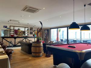 Habitación con mesa de billar y bar en Champagne Domaine Sacret - AY en Épernay