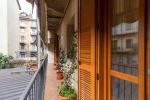 un balcón con macetas en el lateral de un edificio en Sweet Apartment nel cuore di Torino en Turín