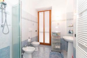 a bathroom with two toilets and a sink and a shower at Sweet Apartment nel cuore di Torino in Turin