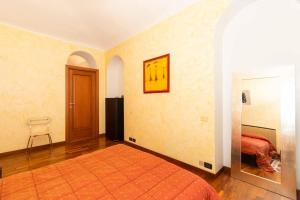 1 dormitorio con 1 cama y 1 silla en Sweet Apartment nel cuore di Torino en Turín