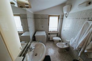 a bathroom with a sink and a toilet and a bath tub at Sguardo sul mare in Petacciato