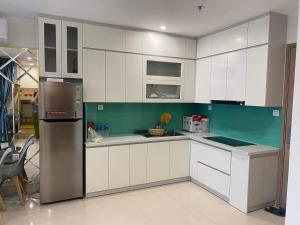 ハノイにあるHanoi Home 4 - Cool Homestay in Vinhomes Ocean Parkのキッチン(白いキャビネット、ステンレス製の冷蔵庫付)