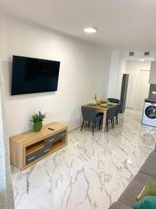 Televisyen dan/atau pusat hiburan di Calpe apartamento a estrenar 1a línea playa y piscina