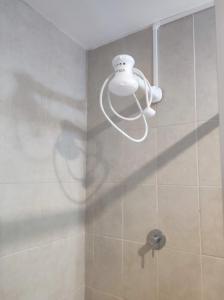 W łazience znajduje się prysznic z białą głowicą prysznicową. w obiekcie Playa Coronado, Apartamentos con vista al mar w mieście Las Lajas