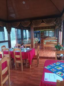 Ein Restaurant oder anderes Speiselokal in der Unterkunft Cabañas Mountain River Lake Inn 