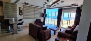 Posezení v ubytování Fnideq Seaside Apartment