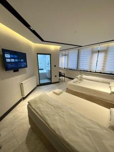 Katil atau katil-katil dalam bilik di Antik Otel +13 gambar