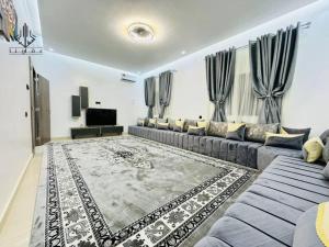 - un salon avec un canapé et un tapis dans l'établissement Agharina furnished apartments, à Nouakchott