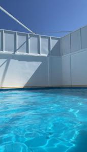 Jijel location F3 avec piscine plein air في جيجل: إطلالة على مسبح من الماء الأزرق