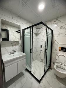 Kayacık的住宿－Antik Otel，带淋浴、盥洗盆和卫生间的浴室