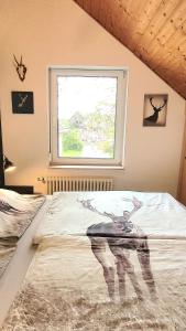 1 dormitorio con 1 cama y ventana grande en Schwarzwaldliebe Neuried 20 Min zum Europa Park, en Neuried