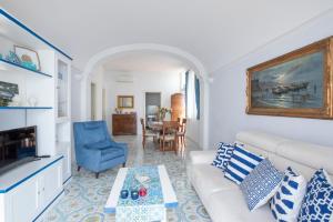 Khu vực ghế ngồi tại Charming Villa with private pool overlooking the sea, Amalfi Coast, 200 steps from the road