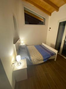 1 dormitorio con cama, mesa y ventana en Villa Carlotta Verde en Colico