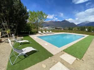 una piscina con tumbonas y una piscina en Villa Carlotta Verde en Colico