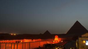 カイロにあるQueen cleopatra sphinx viewの夜のギザのピラミッドの眺め