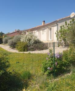Ein Zaun im Hof eines Hauses in der Unterkunft La villa Louca in Saint-Saturnin-dʼApt