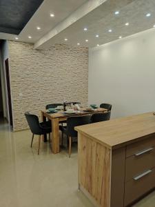 una sala da pranzo con tavolo e sedie di Apartman Branković Pirot-Zapadni Kej 58 a Pirot