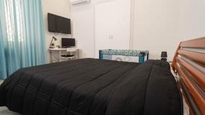 Televisyen dan/atau pusat hiburan di Casa Vacanze Alma B&B grazioso appartamento sul lungomare di Pozzuoli a 300mt dal centro e dal Rione Terra by Movery