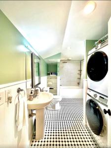 bagno con lavandino e lavatrice di Country House in Catskills a Saugerties
