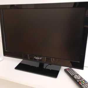 un monitor per computer seduto su una scrivania con telecomando di Casa Nicotera a Noto