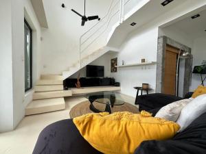 Posezení v ubytování One loft design rooftop pool - Chambre chez l'habitant
