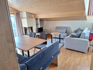 - un salon avec une table et des chaises bleues dans l'établissement Ferienwohnungen Walserhof Malbun, à Malbun