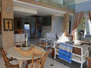 a kitchen and living room with a table and chairs at Katberg Mountain View House in Balfour