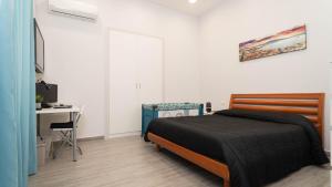 Postel nebo postele na pokoji v ubytování Casa Vacanze Alma B&B grazioso appartamento sul lungomare di Pozzuoli a 300mt dal centro e dal Rione Terra by Movery