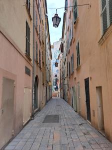 an empty street in an alley between two buildings at T2 Proche du port, zone piétonne in Toulon