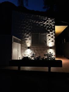 un banco frente a un edificio por la noche en Casa Kuntur in 