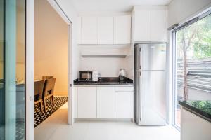 Köök või kööginurk majutusasutuses MIQ_home404/Asok BTS/Resort Pool/10pax/1000mbWifi