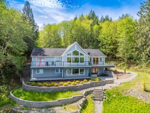 Ein Haus im Wald mit Garten in der Unterkunft Shelton Waterfront, Fire pit, Hot tub, Game, Beach in Shelton