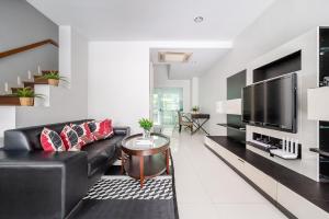 Televiisor ja/või meelelahutuskeskus majutusasutuses MIQ_home404/Asok BTS/Resort Pool/10pax/1000mbWifi