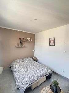 ein Schlafzimmer mit einem Bett in einem Zimmer in der Unterkunft Villa T4 avec Piscine et cuisine d'été in La Seyne-sur-Mer