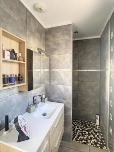 ein Bad mit einem Waschbecken und einer Dusche in der Unterkunft Villa T4 avec Piscine et cuisine d'été in La Seyne-sur-Mer