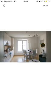 cocina y sala de estar con mesa y sillas en Spacious 2Rooms in the Center, en Viena