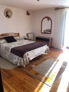 - une chambre avec un lit et un miroir mural dans l'établissement Apartamento Forn de Serra, à Lladorre