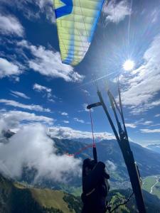 Eine Person fliegt einen Drachen in den Himmel in der Unterkunft Stoanahof in Virgen