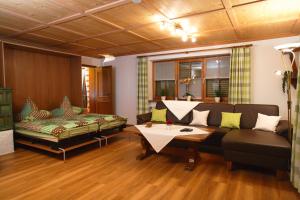 ein Wohnzimmer mit einem Sofa und einem Tisch in der Unterkunft Haus Käser in Immenstadt im Allgäu