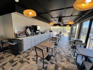 ห้องอาหารหรือที่รับประทานอาหารของ Red Roof PLUS & Suites Virginia Beach - Seaside