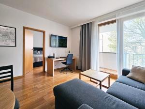 Televízia a/alebo spoločenská miestnosť v ubytovaní Old Town Plaza Apartment