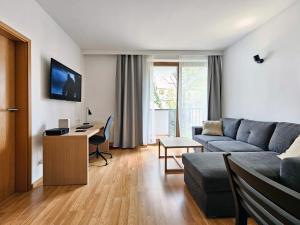 Televízia a/alebo spoločenská miestnosť v ubytovaní Old Town Plaza Apartment
