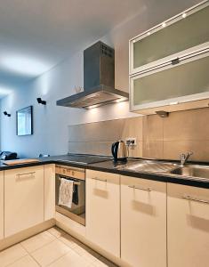 Kuchyňa alebo kuchynka v ubytovaní Old Town Plaza Apartment