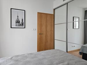 Posteľ alebo postele v izbe v ubytovaní Old Town Plaza Apartment