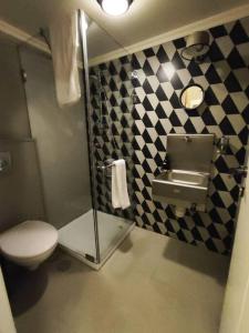 uma casa de banho com um WC e um lavatório em Vintage 2-BR Apt in Ashrafieh W 24 Power em Beirute