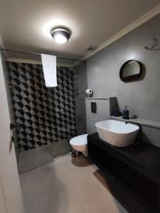 łazienka z dużą umywalką i toaletą w obiekcie Vintage 2-BR Apt in Ashrafieh W 24 Power w Bejrucie